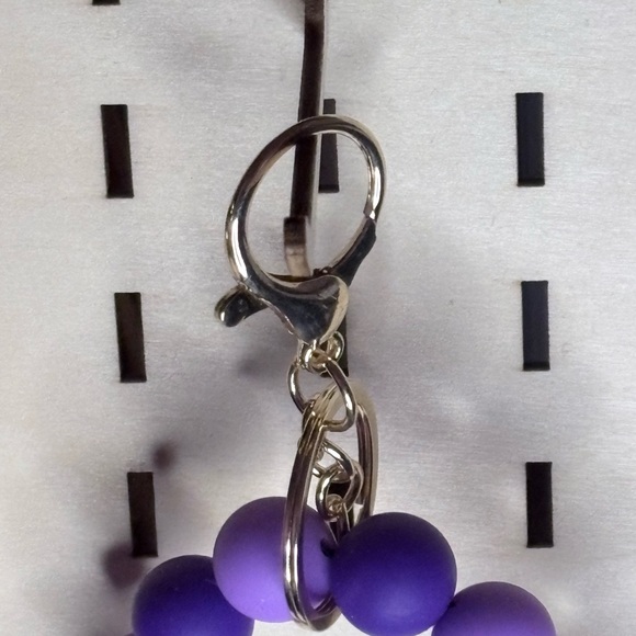 Handcrafted purple beaded wristlet keychain - Picture 3 of 4